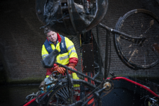 909456 Afbeelding van het opdreggen van fietswrakken uit de Oudegracht te Utrecht door de Gemeentelijke Reinigings- en ...